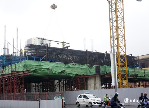 Sau vụ thép rơi chết người đi đường, hiểm họa vẫn lơ lửng trên đầu dân - ảnh 12