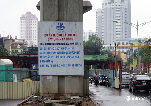 Sau vụ thép rơi chết người đi đường, hiểm họa vẫn lơ lửng trên đầu dân - ảnh 13