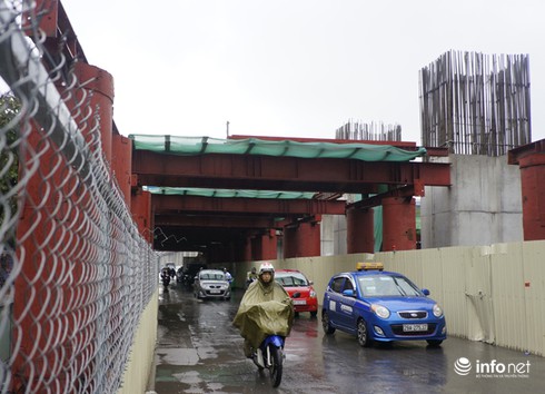 Sau vụ thép rơi chết người đi đường, hiểm họa vẫn lơ lửng trên đầu dân - ảnh 2