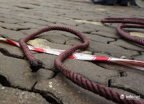 Sau vụ thép rơi chết người đi đường, hiểm họa vẫn lơ lửng trên đầu dân - ảnh 3