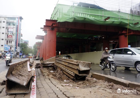 Sau vụ thép rơi chết người đi đường, hiểm họa vẫn lơ lửng trên đầu dân - ảnh 5