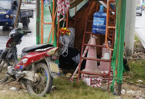 Sau vụ thép rơi chết người đi đường, hiểm họa vẫn lơ lửng trên đầu dân - ảnh 6