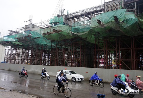 Sau vụ thép rơi chết người đi đường, hiểm họa vẫn lơ lửng trên đầu dân - ảnh 7