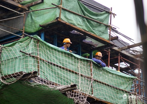 Sau vụ thép rơi chết người đi đường, hiểm họa vẫn lơ lửng trên đầu dân - ảnh 8