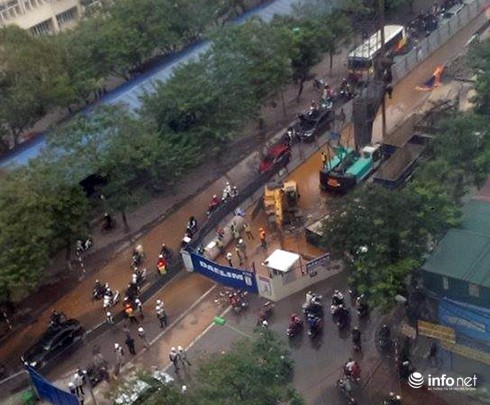 Vỡ đường ống nước công trường, đường Xuân Thủy ngập tràn nước - ảnh 1
