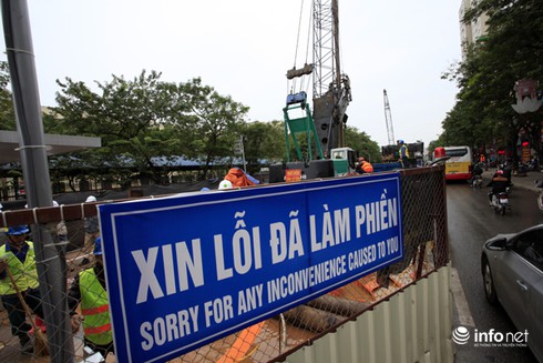 Vỡ đường ống nước công trường, đường Xuân Thủy ngập tràn nước - ảnh 6