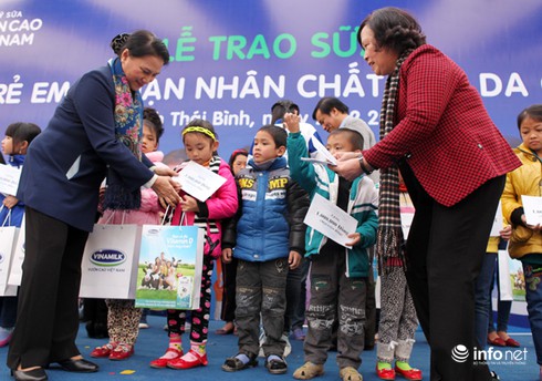 54.000 ly sữa đến tay trẻ khuyết tật Thái Bình - ảnh 1