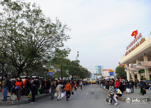 Người dân mệt mỏi trở lại Thủ đô sau kỳ nghỉ Tết Dương lịch dài - ảnh 1