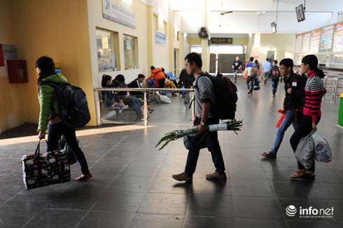 Người dân mệt mỏi trở lại Thủ đô sau kỳ nghỉ Tết Dương lịch dài - ảnh 2