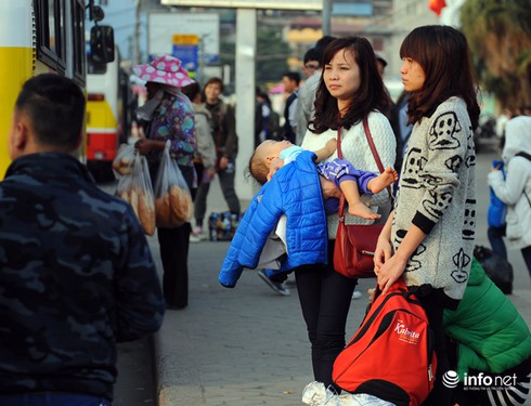 Người dân mệt mỏi trở lại Thủ đô sau kỳ nghỉ Tết Dương lịch dài - ảnh 3