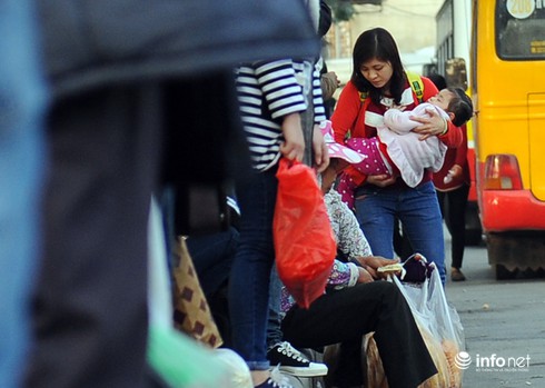 Người dân mệt mỏi trở lại Thủ đô sau kỳ nghỉ Tết Dương lịch dài - ảnh 4