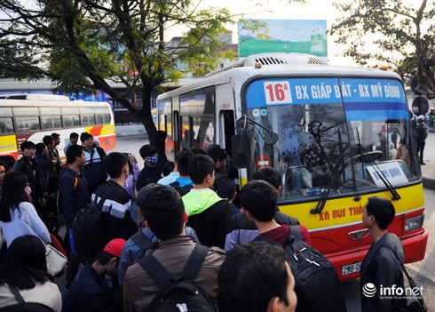 Người dân mệt mỏi trở lại Thủ đô sau kỳ nghỉ Tết Dương lịch dài - ảnh 5