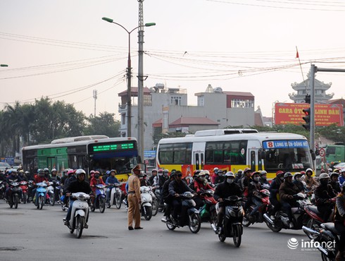 Người dân mệt mỏi trở lại Thủ đô sau kỳ nghỉ Tết Dương lịch dài - ảnh 7