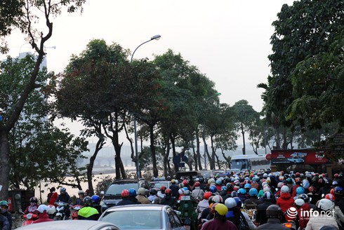 Người dân mệt mỏi trở lại Thủ đô sau kỳ nghỉ Tết Dương lịch dài - ảnh 8