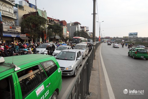 Người dân mệt mỏi trở lại Thủ đô sau kỳ nghỉ Tết Dương lịch dài - ảnh 9