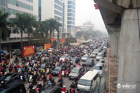 Khốn khổ đi qua ngã tư lớn nhất Thủ đô - ảnh 1