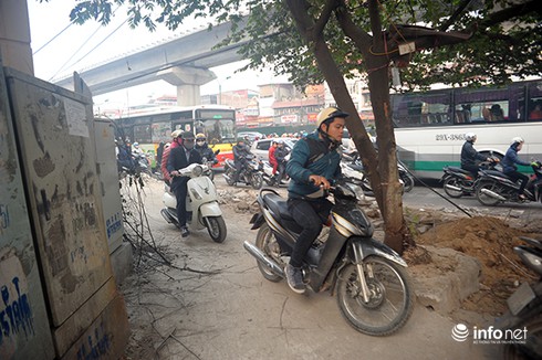 Khốn khổ đi qua ngã tư lớn nhất Thủ đô - ảnh 2