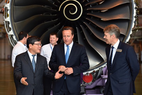 Thủ tướng Anh xem động cơ Rolls-Royce trên máy bay A350 của Vietnam Airlines - ảnh 1