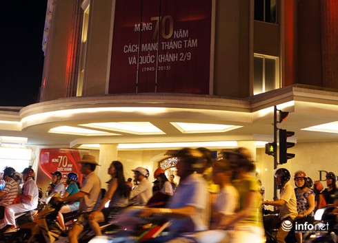 Lùi giờ cấm đường đêm 1/9 do người dân ra đường đông - ảnh 1
