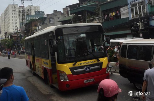 Va chạm giao thông, văng sang đường đối diện bị xe buýt đâm tử vong - ảnh 1