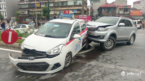 Xe “điên” gây tai nạn liên hoàn trên phố, 3 người nhập viện - ảnh 1