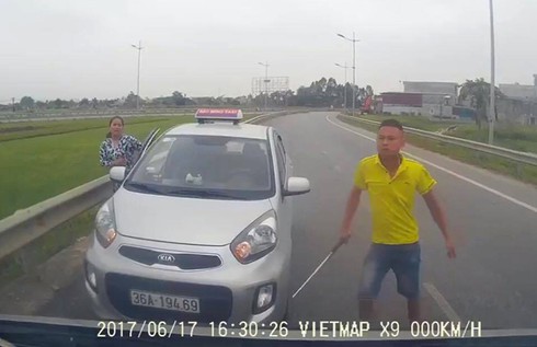 Truy tìm tài xế taxi đi ngược đường, vung tuýp sắt dọa người dân - ảnh 1