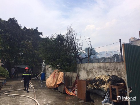 Hà Nội: Cháy kho nhựa 1.000m2 đúng giờ nghỉ trưa - ảnh 1