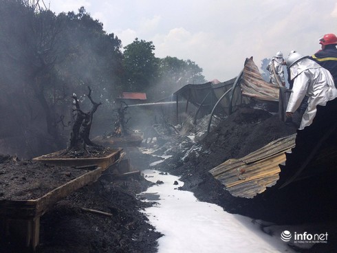 Hà Nội: Cháy kho nhựa 1.000m2 đúng giờ nghỉ trưa - ảnh 3