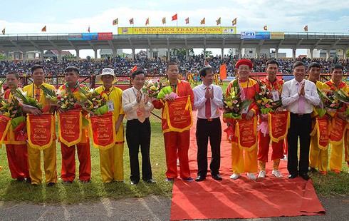 Tạm dừng Lễ hội chọi trâu Đồ Sơn 2017, kiểm tra chất kích thích các trâu chọi - ảnh 1