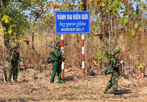 Lính biên phòng chào cột mốc trước thềm năm mới - ảnh 1
