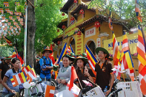 Thanh niên phật tử Hà Nội đạp xe, làm từ thiện mừng Phật Đản PL 2557 - ảnh 1