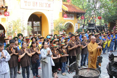 Thanh niên phật tử Hà Nội đạp xe, làm từ thiện mừng Phật Đản PL 2557 - ảnh 2