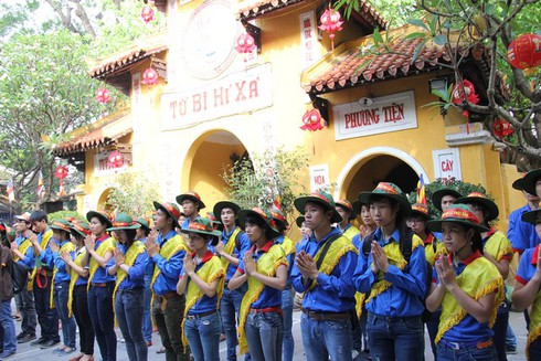 Thanh niên phật tử Hà Nội đạp xe, làm từ thiện mừng Phật Đản PL 2557 - ảnh 3