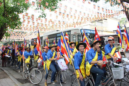Thanh niên phật tử Hà Nội đạp xe, làm từ thiện mừng Phật Đản PL 2557 - ảnh 5