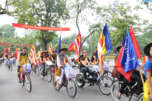 Thanh niên phật tử Hà Nội đạp xe, làm từ thiện mừng Phật Đản PL 2557 - ảnh 6