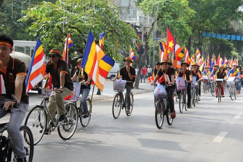 Thanh niên phật tử Hà Nội đạp xe, làm từ thiện mừng Phật Đản PL 2557 - ảnh 7