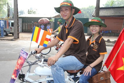 Thanh niên phật tử Hà Nội đạp xe, làm từ thiện mừng Phật Đản PL 2557 - ảnh 9