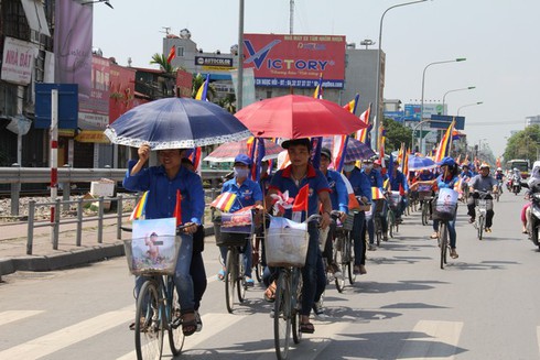 Thanh niên phật tử Hà Nội đạp xe, làm từ thiện mừng Phật Đản PL 2557 - ảnh 34