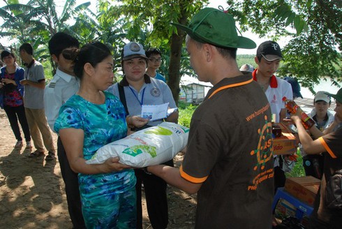 Thanh niên phật tử Hà Nội đạp xe, làm từ thiện mừng Phật Đản PL 2557 - ảnh 41