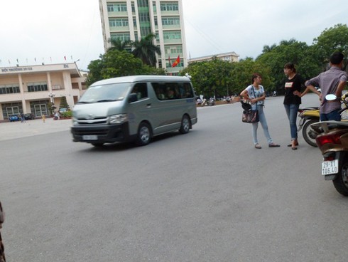 Sân trường ĐHQG Hà Nội biến thành “bến xe cóc” ? - ảnh 4