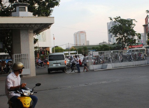 Sân trường ĐHQG Hà Nội biến thành “bến xe cóc” ? - ảnh 3