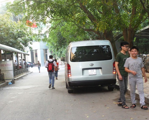 Sân ĐHQG Hà Nội biến thành “bến xe cóc”: Nhà xe Đại Thắng bán vé vô tư ? - ảnh 1