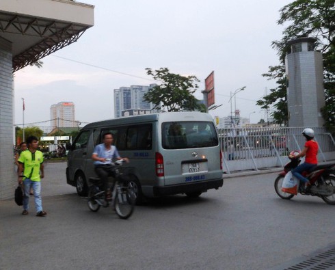 Sân ĐHQG Hà Nội biến thành “bến xe cóc”: Nhà xe Đại Thắng bán vé vô tư ? - ảnh 3