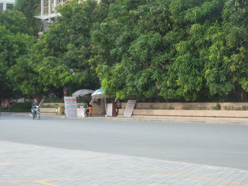 Sân ĐHQG Hà Nội biến thành “bến xe cóc”: Nhà xe Đại Thắng bán vé vô tư ? - ảnh 6