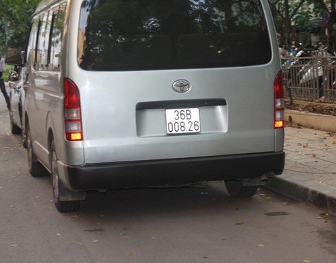 Sân ĐHQG Hà Nội biến thành “bến xe cóc”: Nhà xe Đại Thắng bán vé vô tư ? - ảnh 2