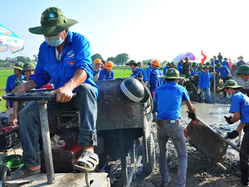 Các thanh niên tình nguyện tham gia làm đường ngày 13.7.