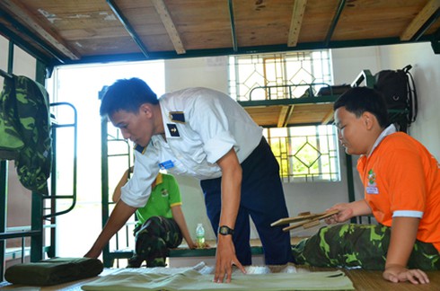 Xem học sinh tập làm bộ đội Hải quân - ảnh 2