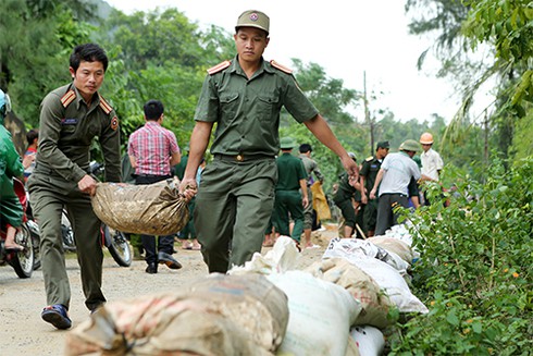 Bộ đội Lào dũng cảm chung sức vá kè Hà Tĩnh bị vỡ - ảnh 1