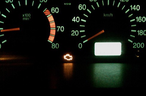 Sự bí ẩn của đèn “Check Engine” trên xe - ảnh 1