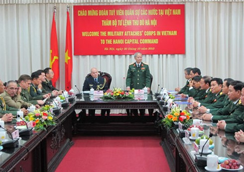 Tuỳ viên quân sự các nước tới thăm Bộ Tư lệnh Thủ đô - ảnh 1